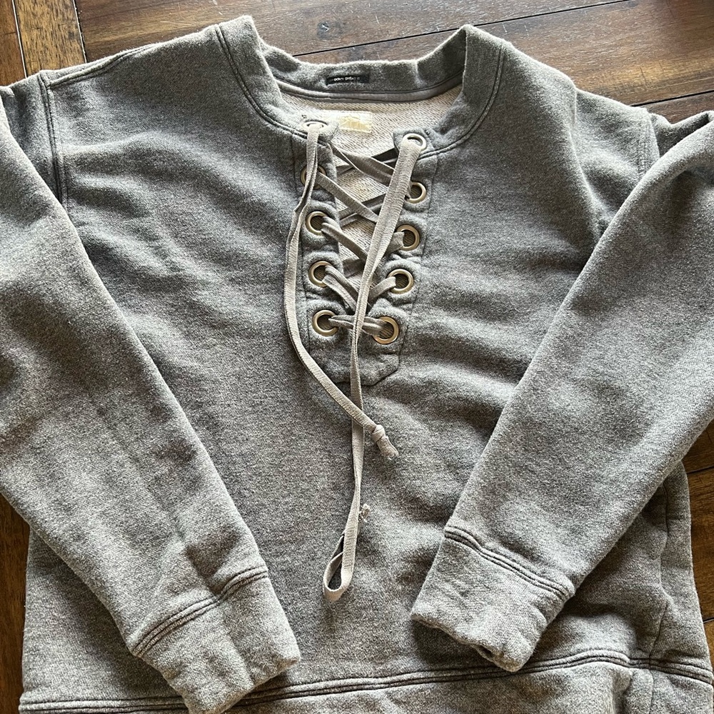 MOTHER Women's Lace-Up V-Neck Pullover Sweater in Heather Gray